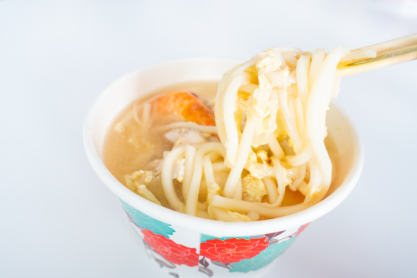 海鮮鍋焼きうどんを食べる