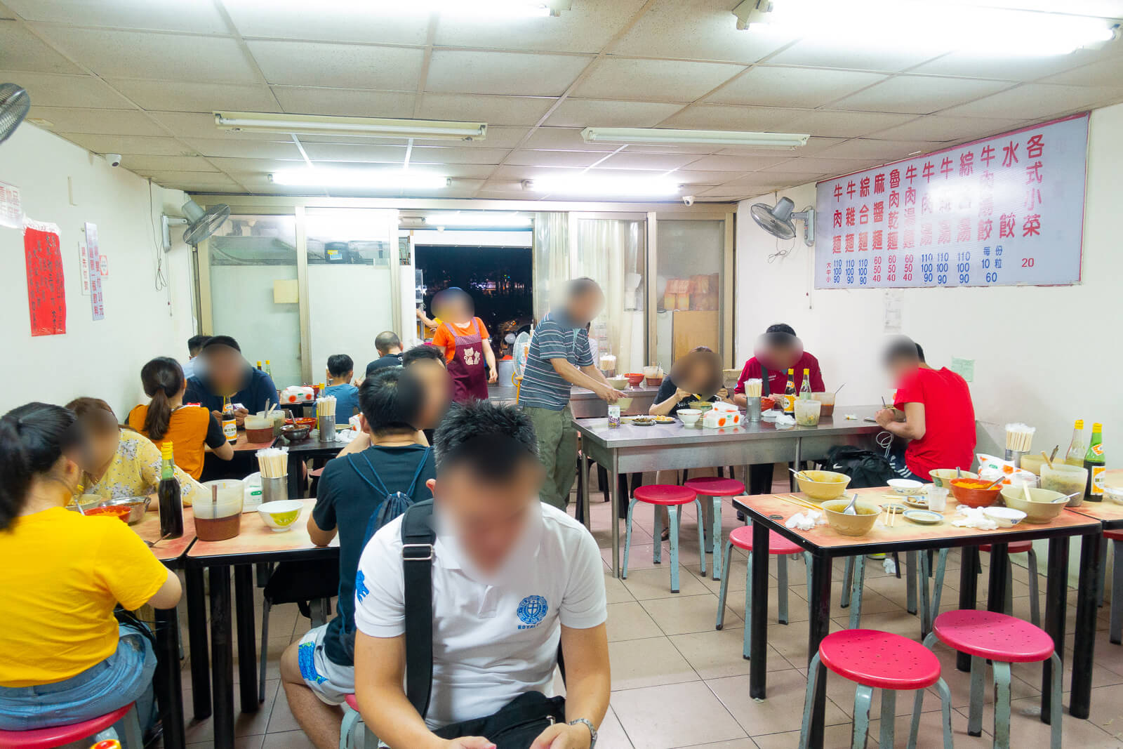 富宏牛肉麺店内2