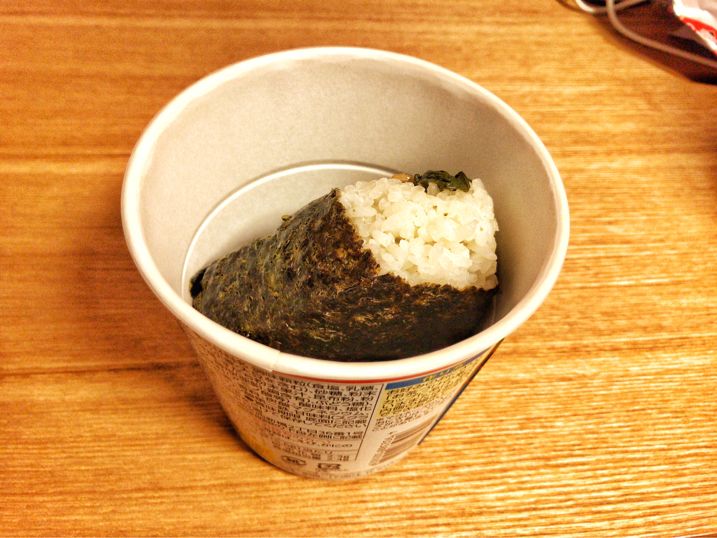 カップにおにぎりを入れた状態