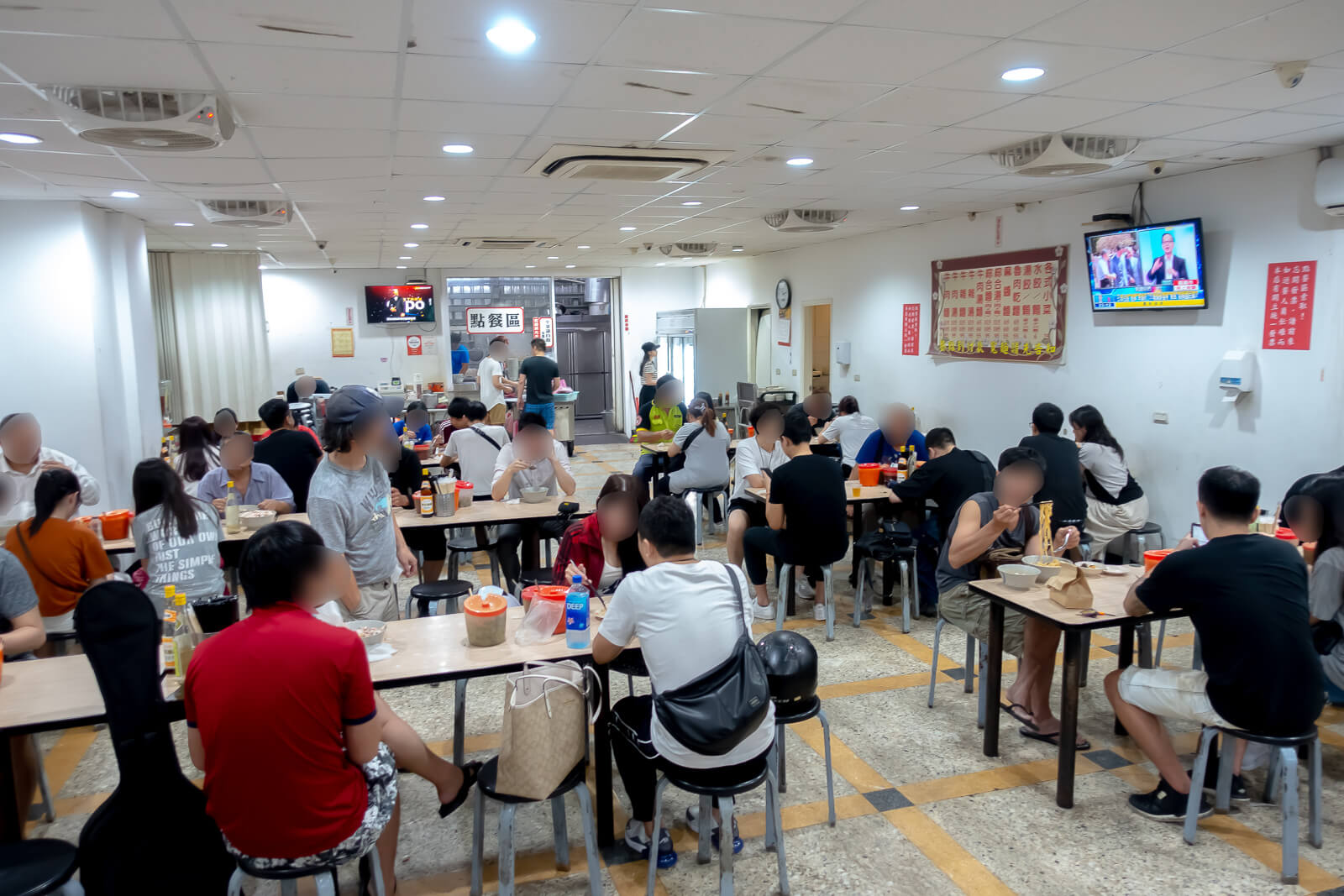 建宏牛肉麺店内