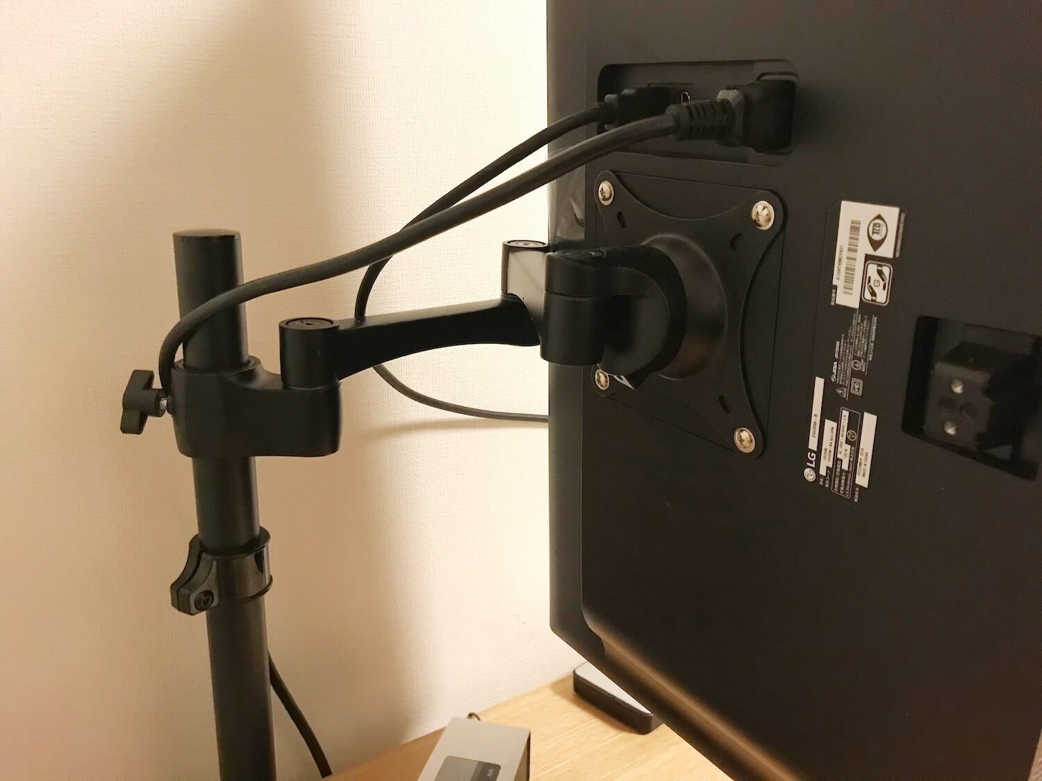 モニターアームで縦向きにしたモニター