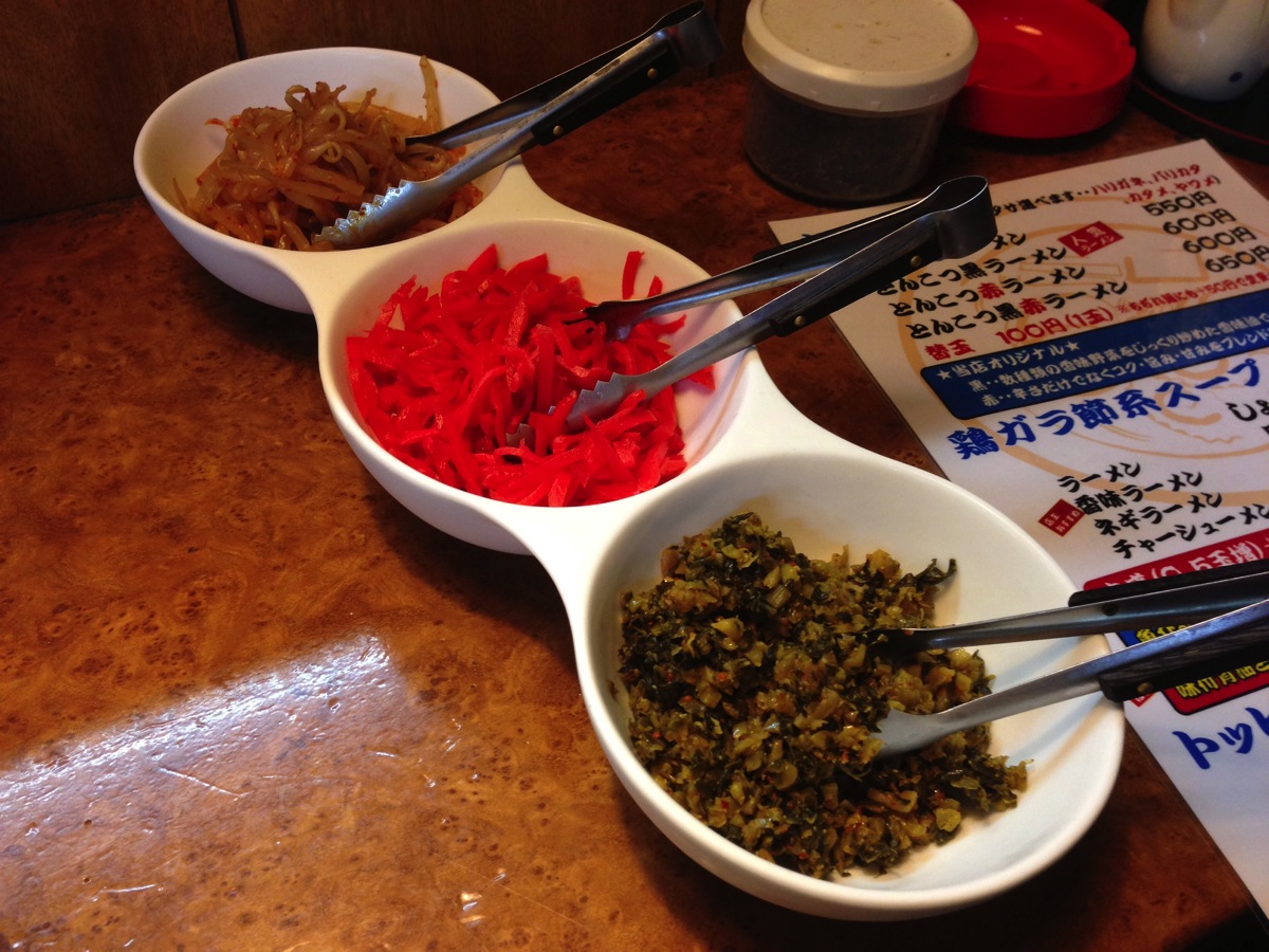高菜や紅しょうがなどのトッピング