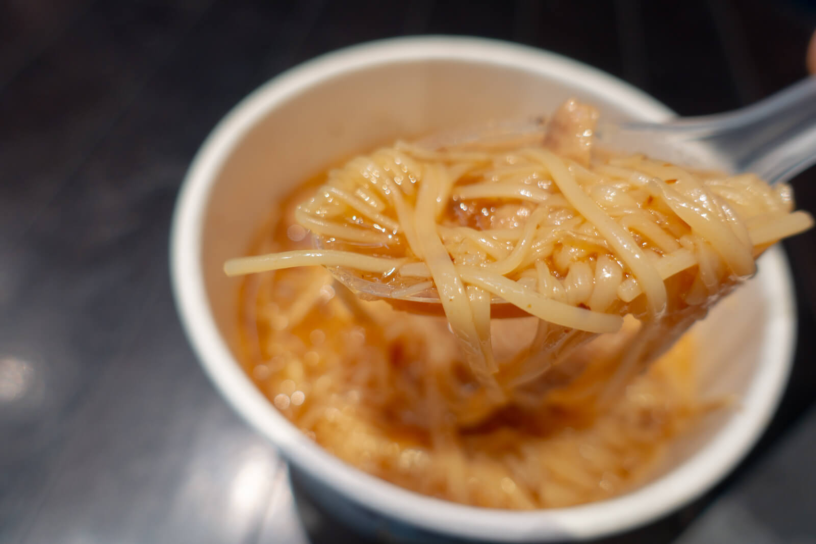 阿宗麺線を食べる様子